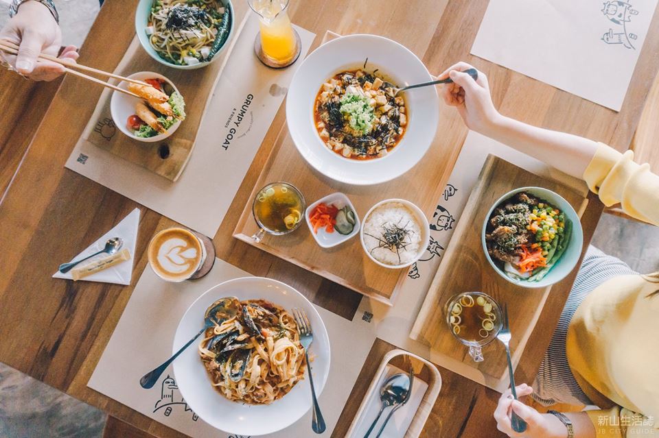 33510643_253432208729760_6144455989765603328_n