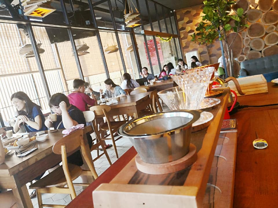 34266715_257385955001052_8364555392868417536_n