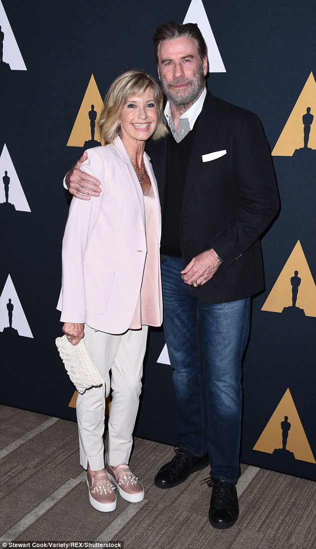 4F204FB200000578-6065765-Having_fun_Olivia_mixed_style_with_comfort_as_she_donned_a_pair_-a-1_1534422401833