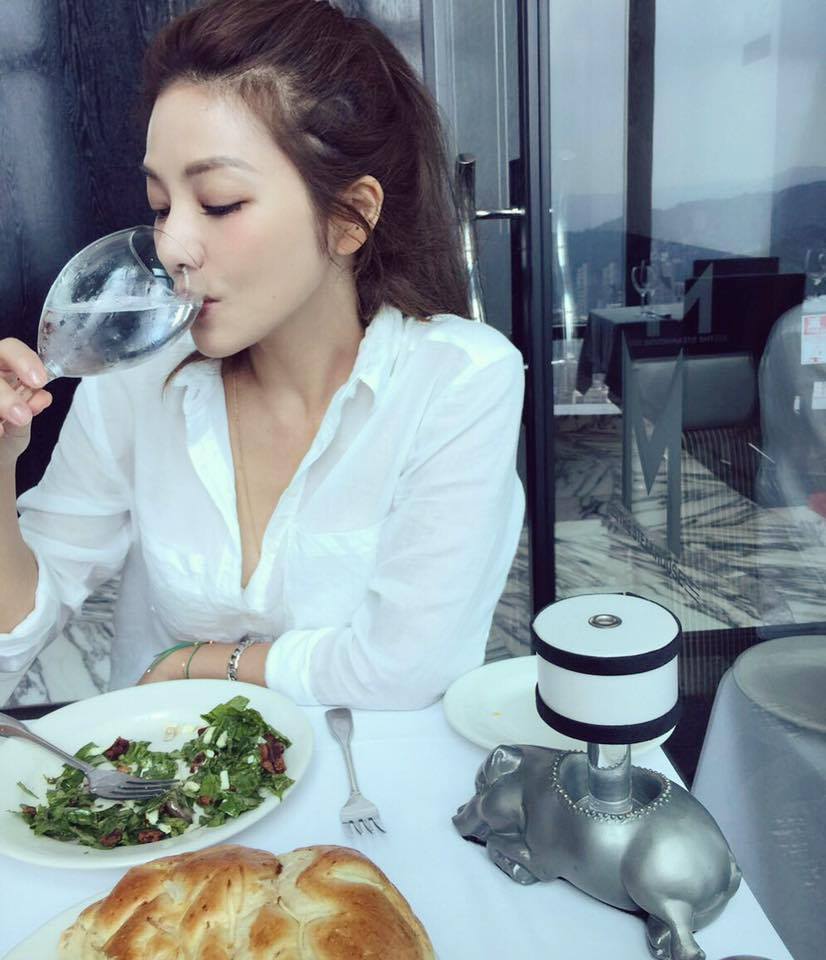 gorgeous-taiwanese-woman-in-her-40s-looks-like-college-student-stuns-the-internet-world-of-buzz-7