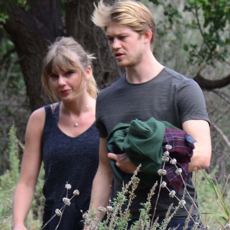 rs_634x1024-180308083022-634-EXCLUSIVE-TAYLOR-SWIFT-JOE-ALWYN-HIKE-J3R-030818-2