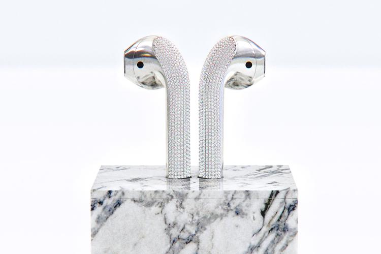 https___hypebeast.com_wp-content_blogs.dir_6_files_2019_07_apple-airpods-diamond-designer-ian-delucca-art-gold-marble-2
