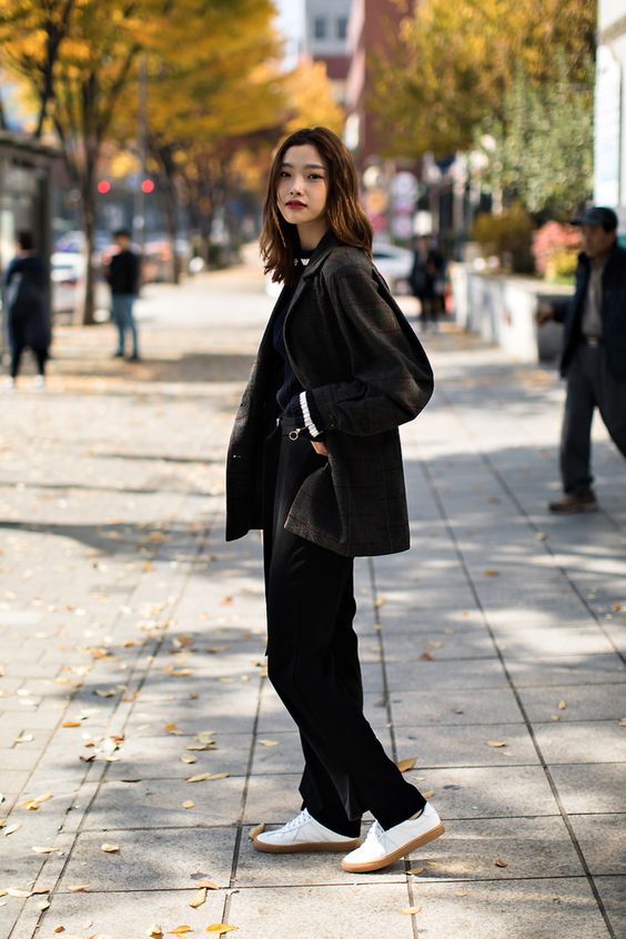 Stylish Korean girl in the streets dressed in black