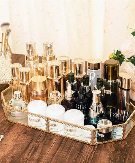 Mirrored tray with perfumes