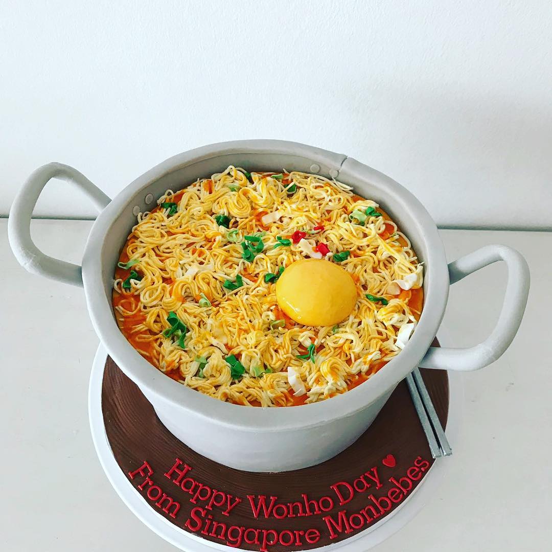 Susucre artisanal custom cake that looks like Korean rameyon