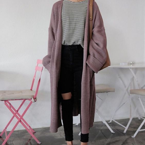 asian woman wearing a long cardigan and high waisted jeans