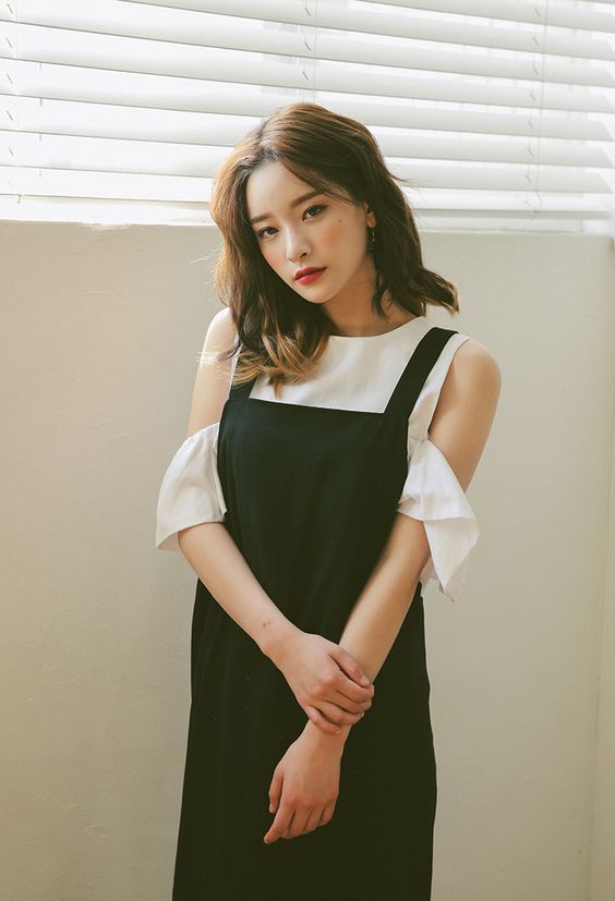 Korean girl with a long, slightly wavy bob