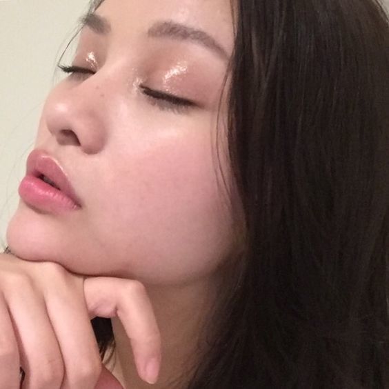 Lady with no makeup on and dewy skin