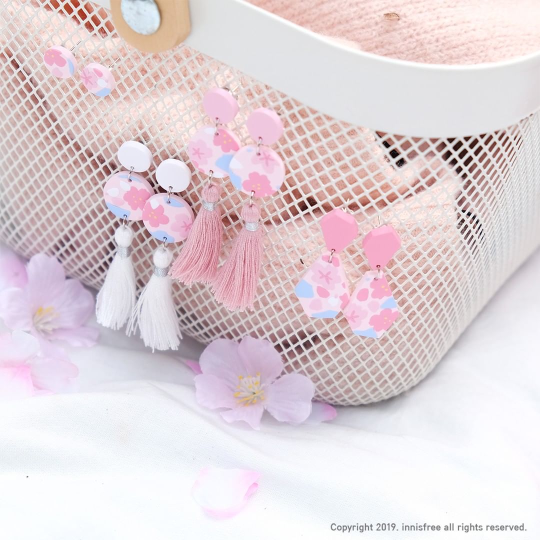 innisfree x lovelystrokes earrings