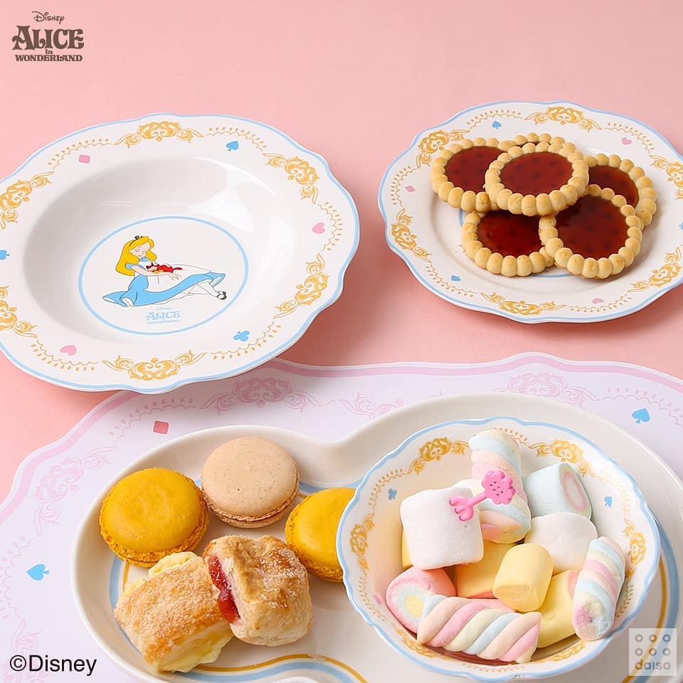 Daiso korea round plates close up