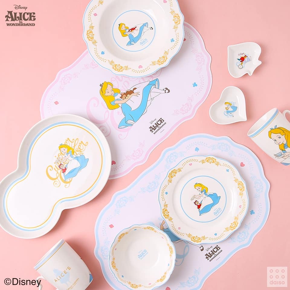 Daiso korea round plates full shot
