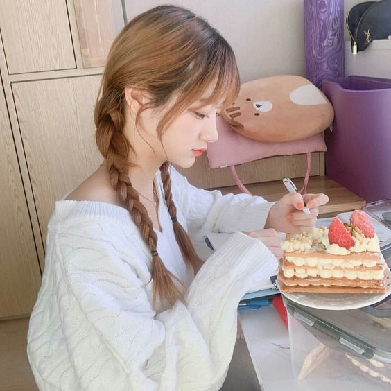 ulzzang eating cake