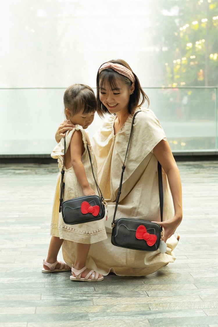 mother and daughter with hello kitty bag