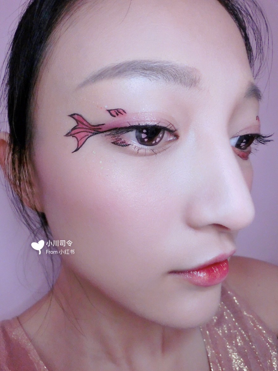 Close up on mermaid eye makeup look