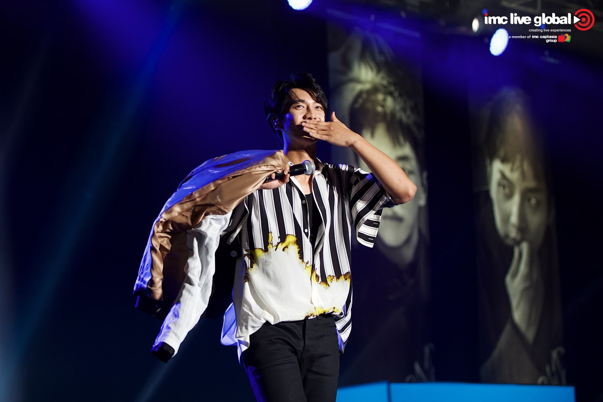 Lee Seung Gi blowing a kiss to Singapore fans
