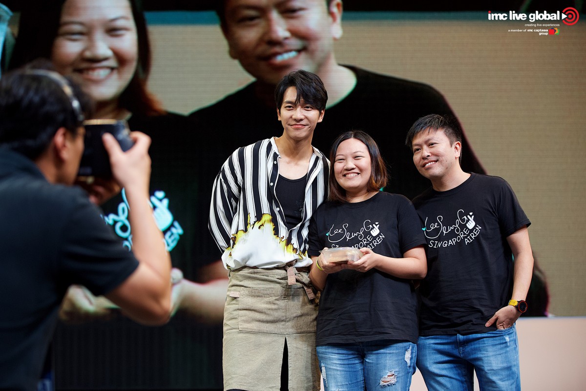 Lee Seung Gi taking pictures with fans