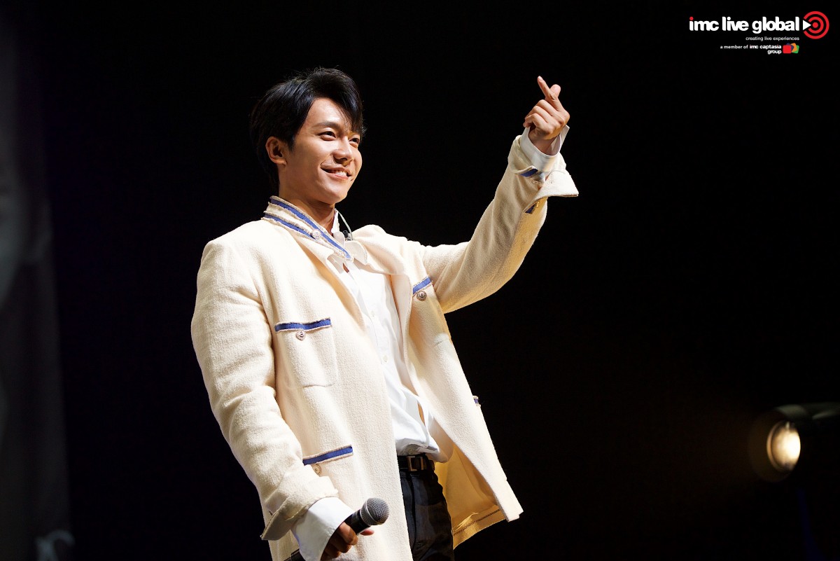 Lee Seung Gi giving Singapore fans a finger heart