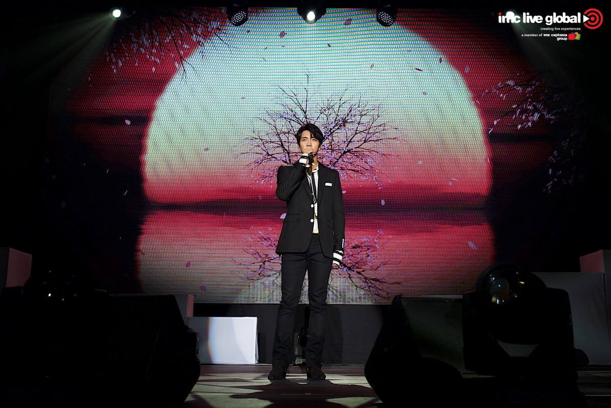 Lee Seung Gi singing at Singapore fanmeet