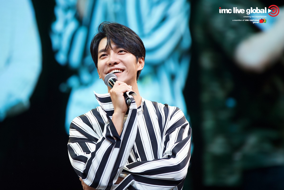 Lee Seung Gi talking not fans at Singapore fanjet