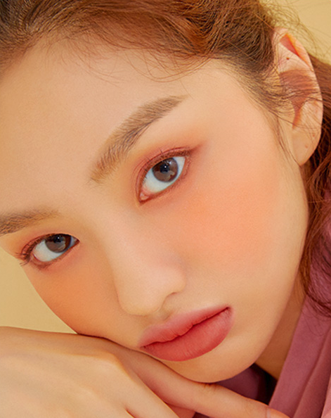 Peachy eye makeup look