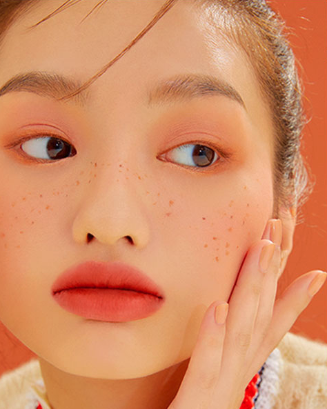 Pinkish eye makeup look