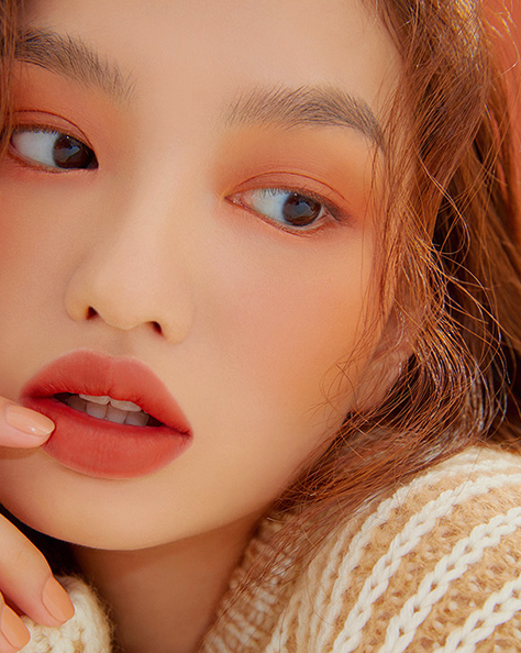 Brownish orange eye makeup look