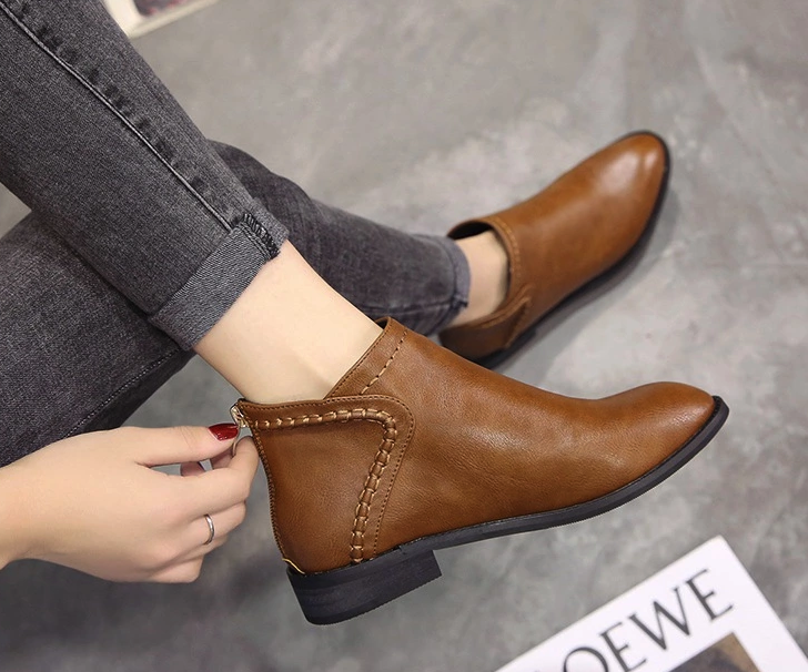 Flat boots in brown