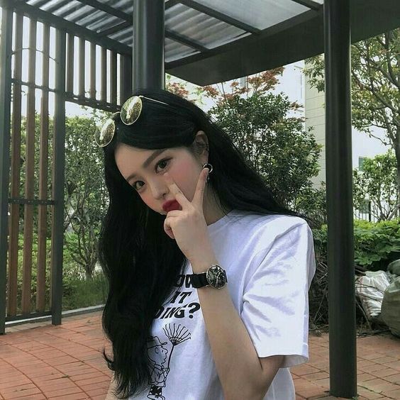 girl doing peace sign