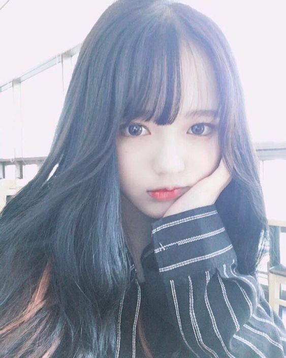 girl propping head up