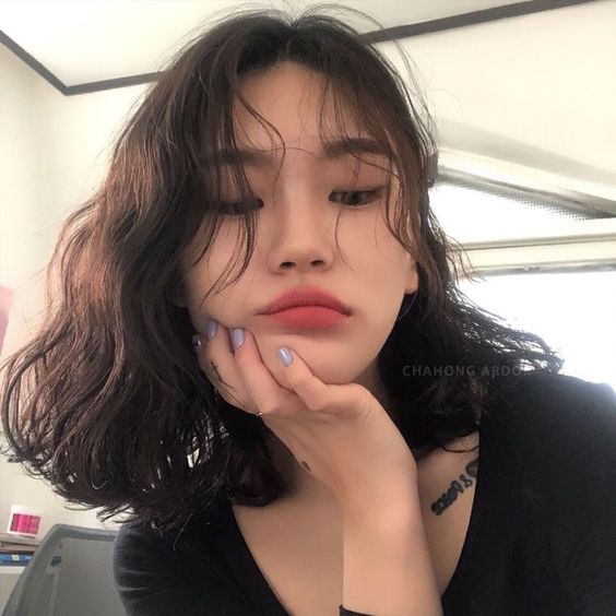 girl with wavy hair