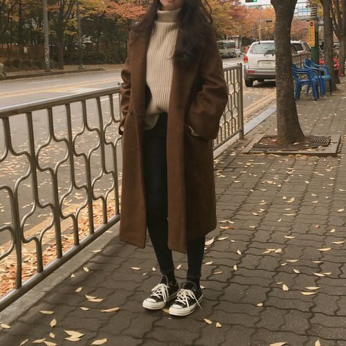 asian woman wearing a long cardigan and high waisted jeans