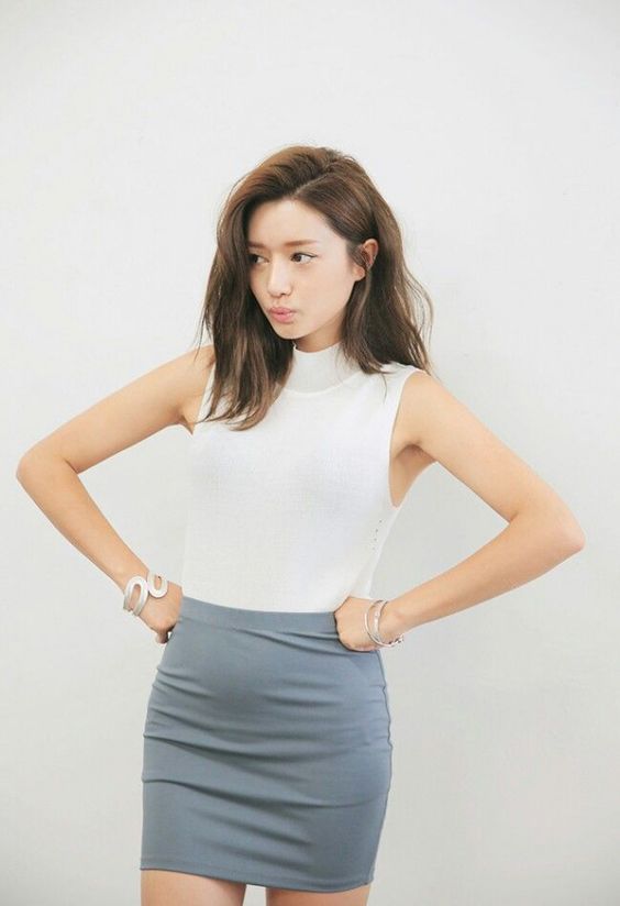 asian girl with shoulder length wavy hair a deep side part