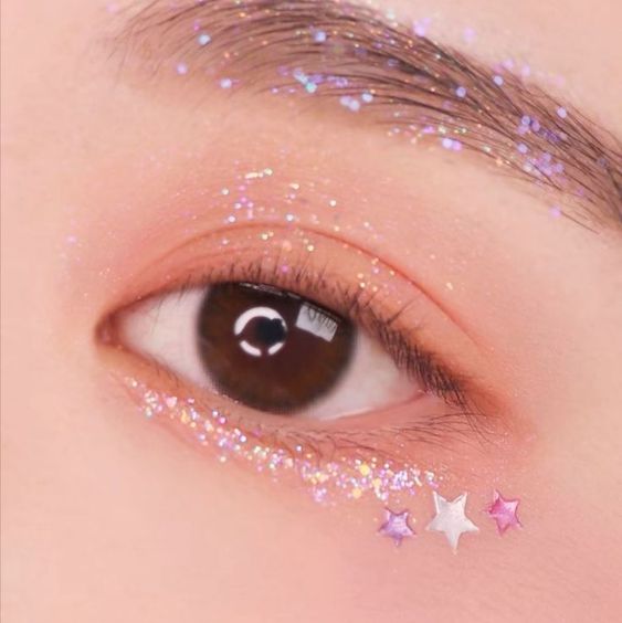 glittery eye makeup with chunky star glitters on eyebrows