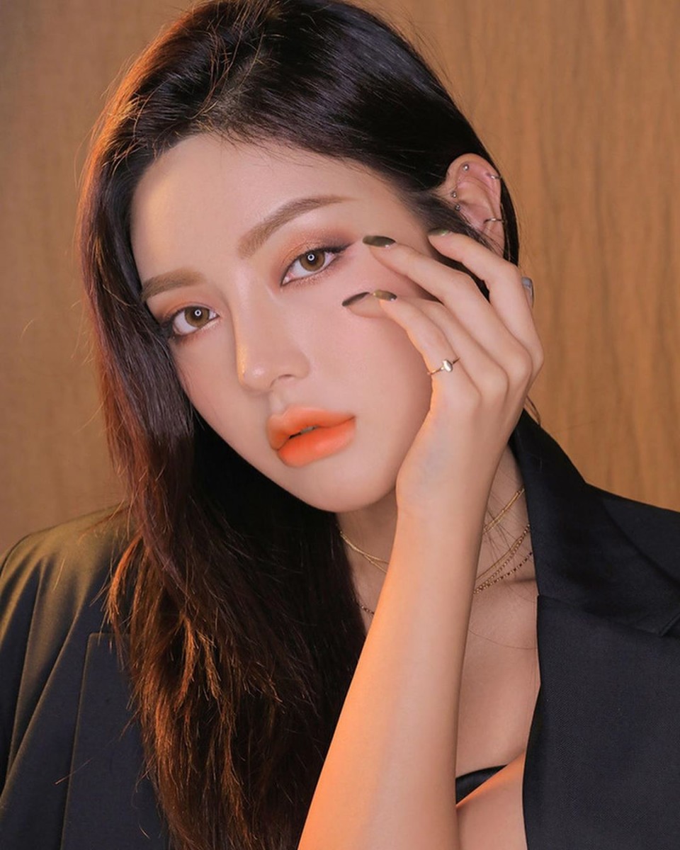 coral eyeshadow look