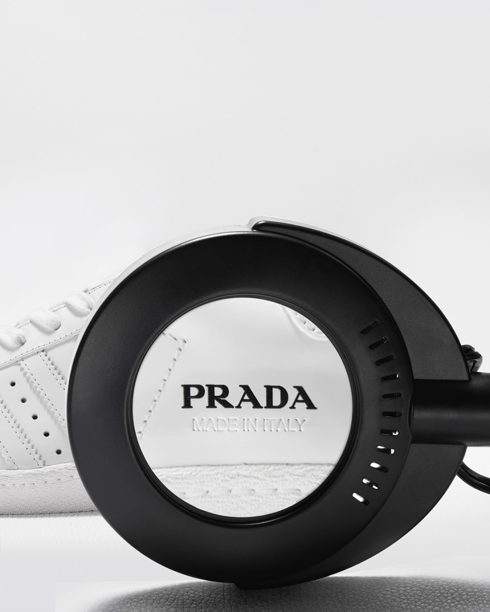 Zoom in on prada logo