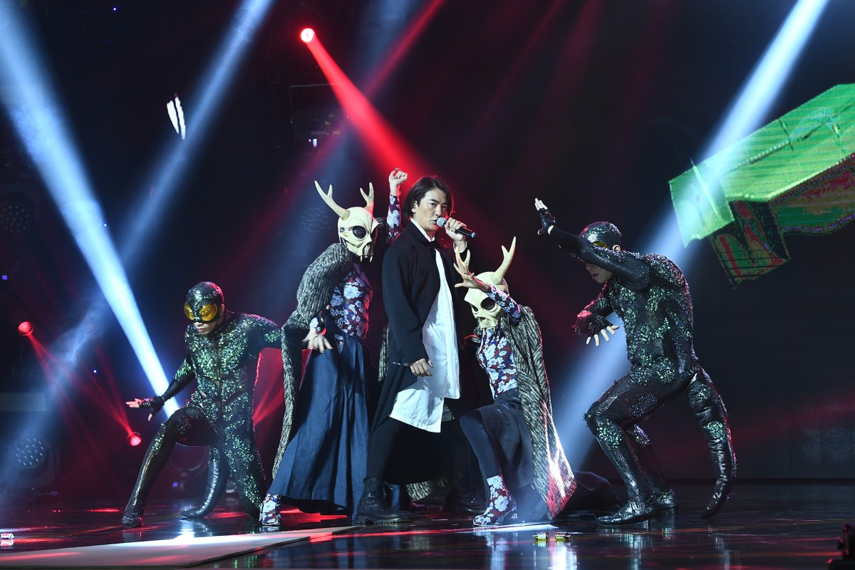 Ekin Cheng performing