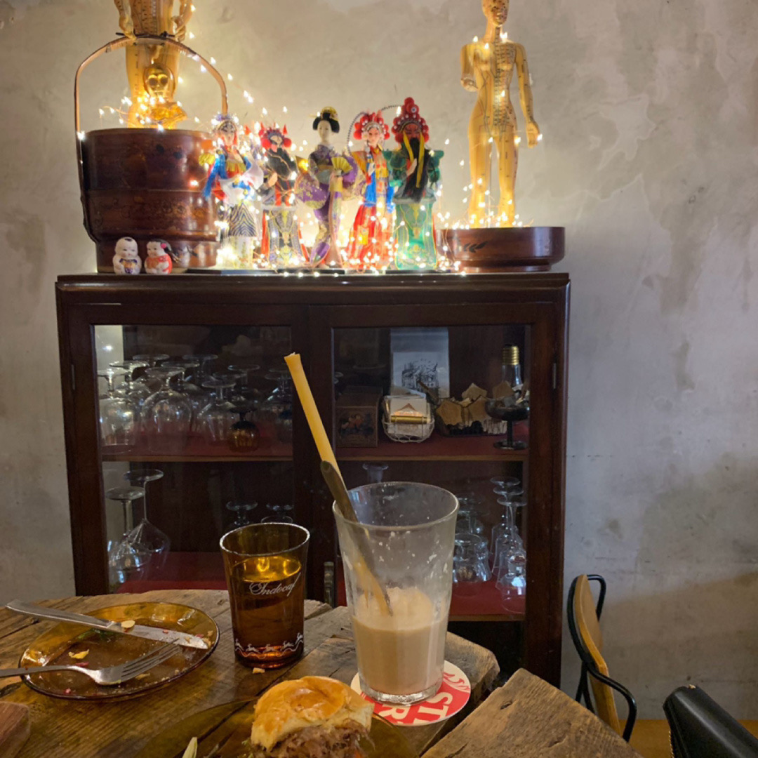 Vintage decor in My Awesome Cafe