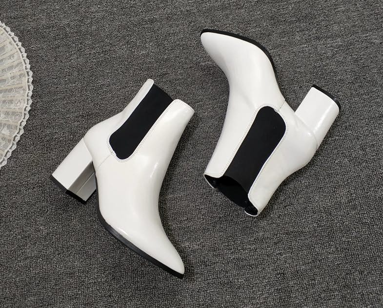 Heeled white boots