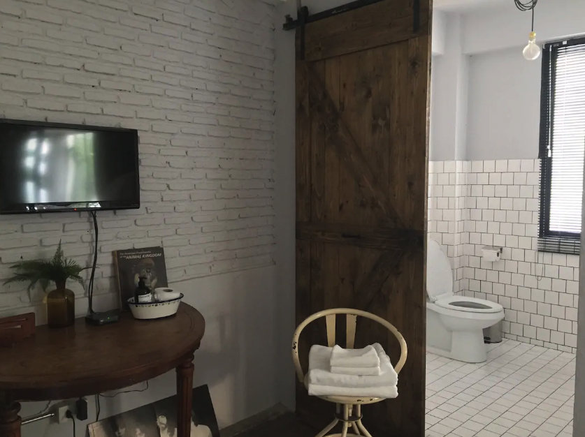 Toilet area of Black Bird room