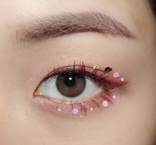 glittery eye makeup with chunky heart glitters