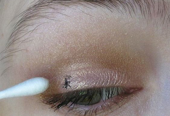 Removing smudged mascara from eye