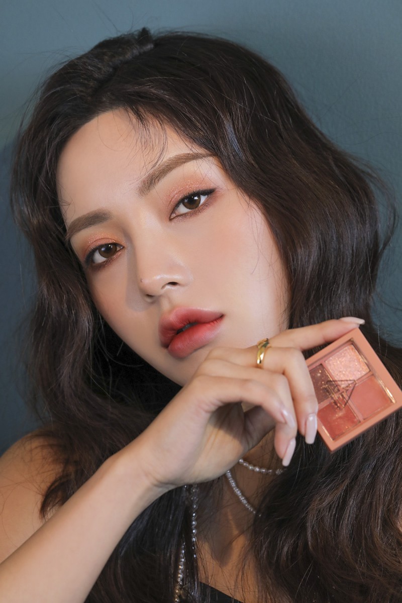 Glittery Closing Out eyeshadow look