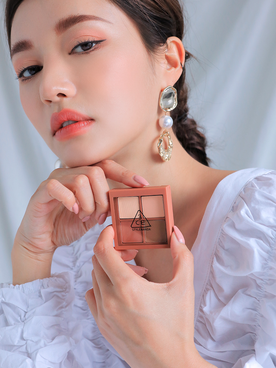 Peachy eyeshadow colours by Rose Latte palette