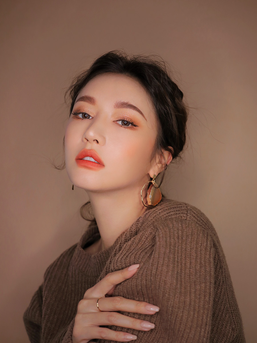 Brownish glittery eye makeup look