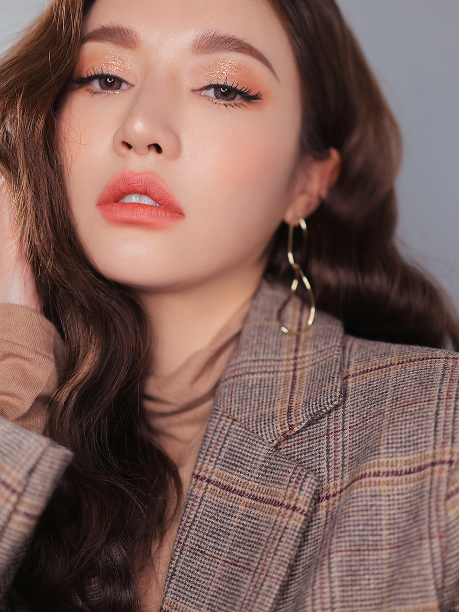 Glittery eye makeup look