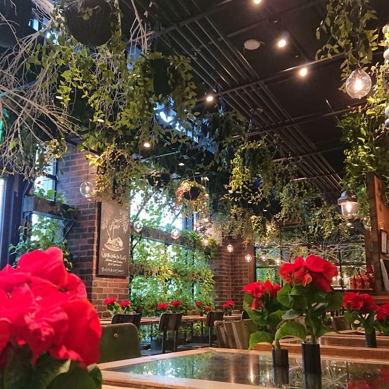 @aoyamaflowermarket_teahouse (via Instagram)