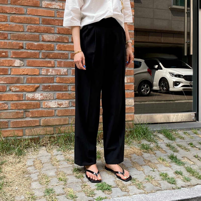 woman wearing black pants and sappun Resunt Flip-flop Slipper