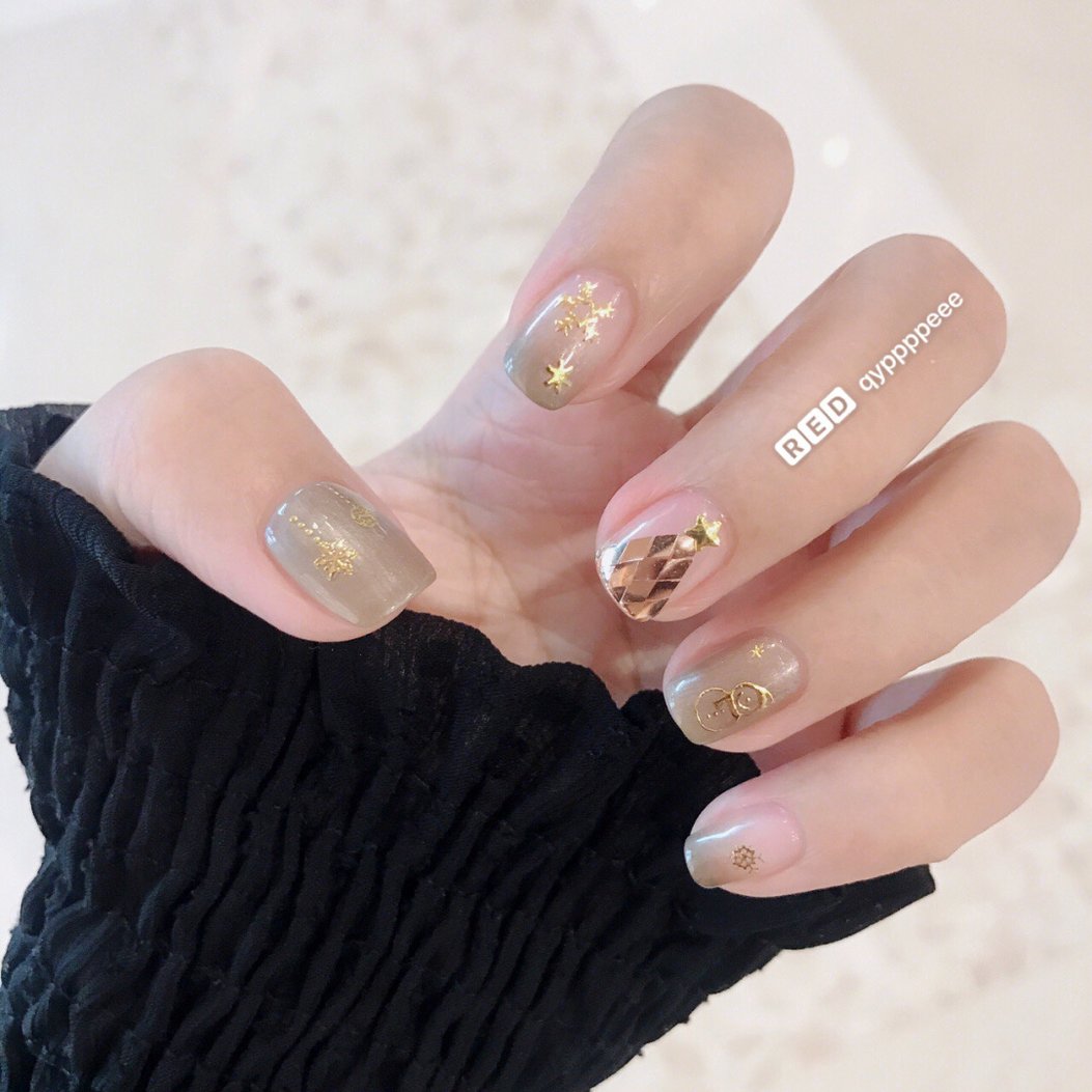 Try Out Silver Nail Art Designs For A Bling Bling Christmas | GirlStyle  Singapore