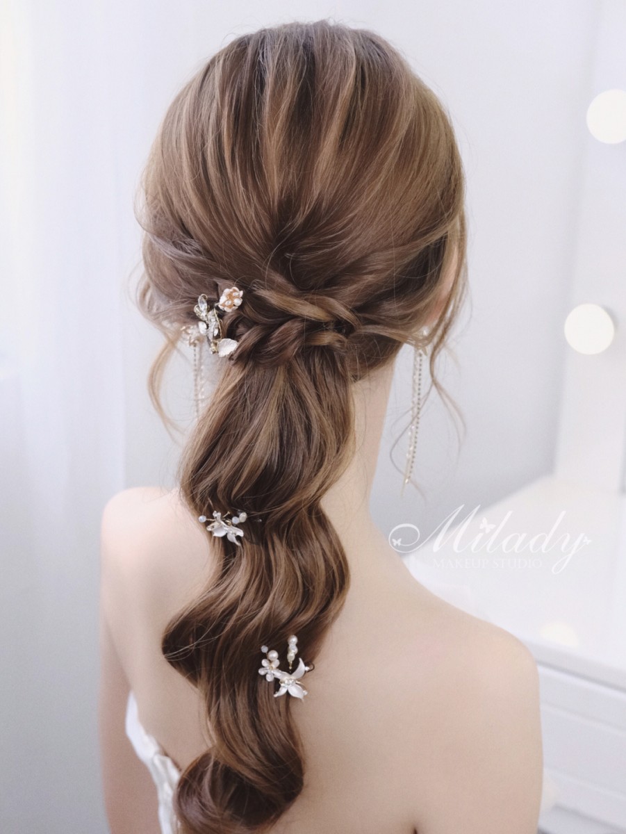 Big curls with accessories attached