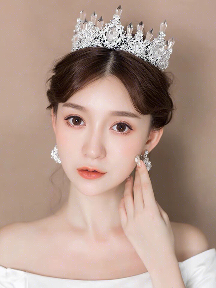 Centre parting curled hairstyle with crown accessory